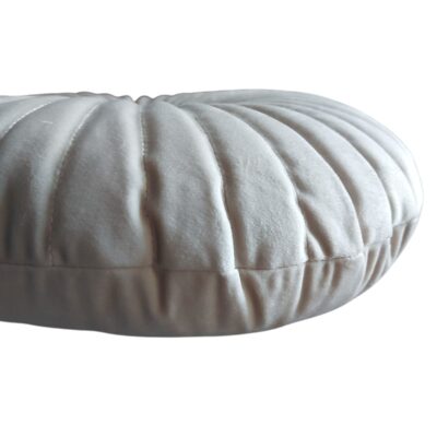 Apaļš bēšs spilvens