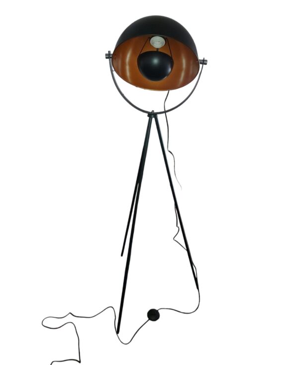 Melna stāvlampa