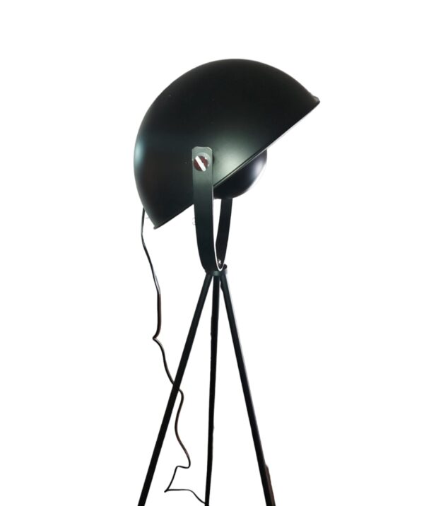 Melna stāvlampa