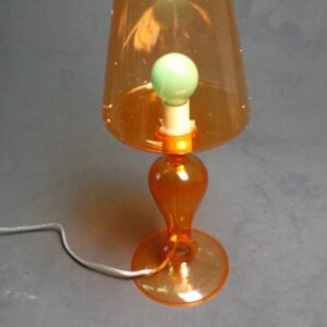Oranža galda lampa