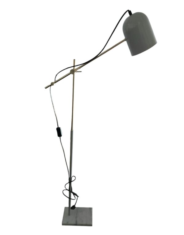 Pelēka stāvlampa