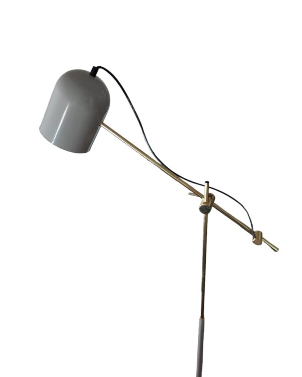 Pelēka stāvlampa