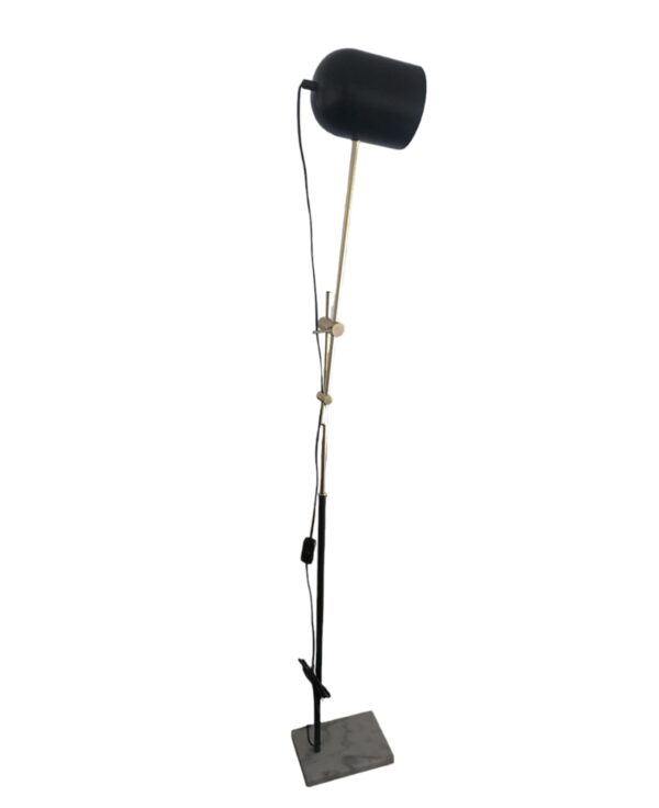 Melna stāvlampa