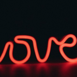 Neona sienas lampa – love