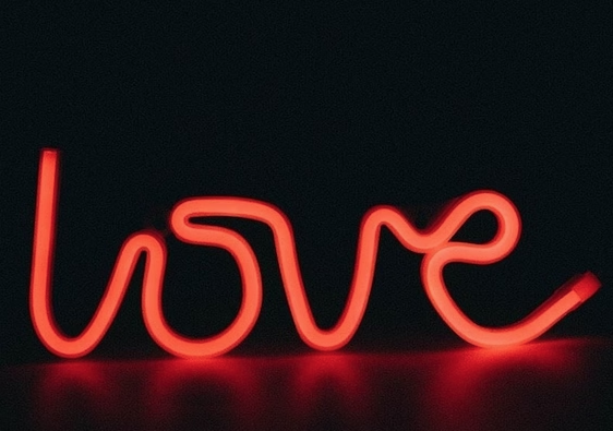 Neona sienas lampa – love