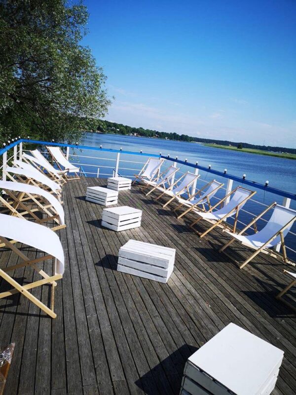 Balts koka/auduma atpūtas krēsls