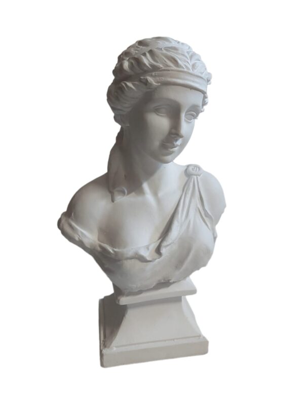 Statuete sievietes krūšu tēls