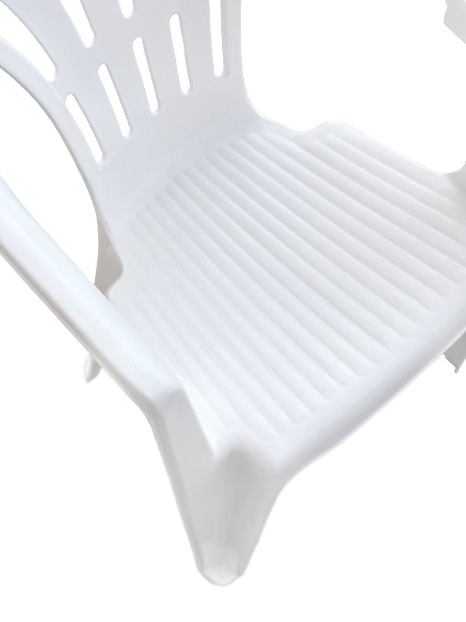 Balts plastmasas krēsls